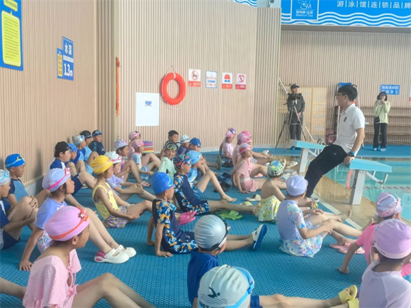 世界游泳冠军教学落水如何自救 昆明中小学生学防溺水技能