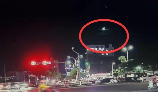 一声巨响，夜空都被照亮了！官方回应茂名疑似出现火流星