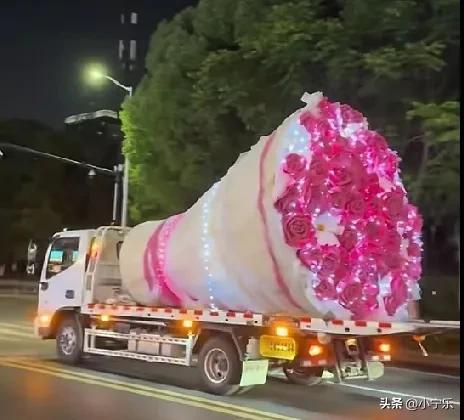 杭州街头惊现车载巨型花束 浪漫符号引热议