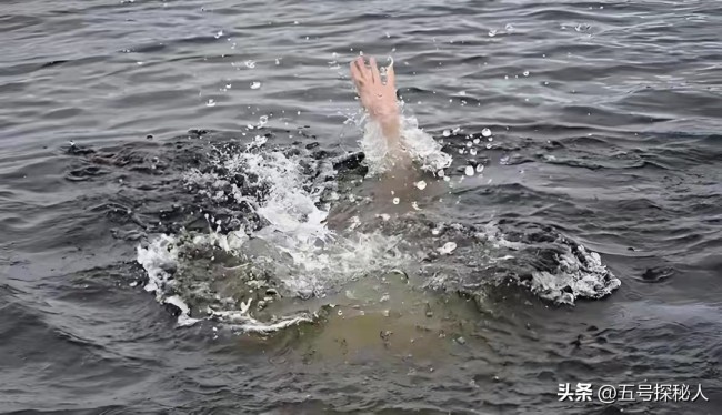 送别救人牺牲英雄高武 赤胆忠心留浩气