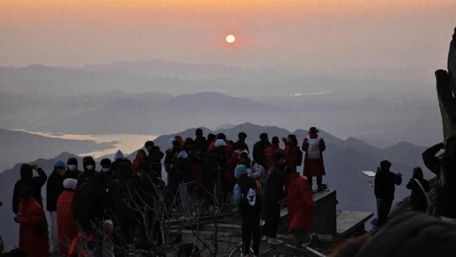 游客夜登泰山看日出有多拼