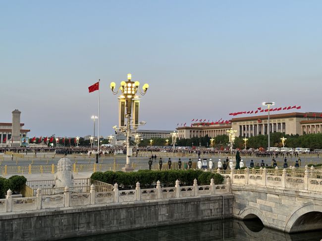 劳动节天安门广场举行升国旗仪式 五湖四海共迎五月第一天