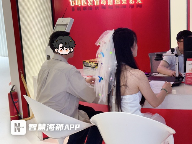 新规首日福州新人10分钟领证 简化流程便捷高效