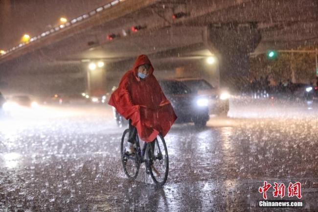 北京遭遇强降雨和冰雹天气