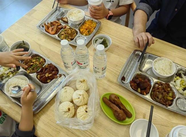 评论员谈多地政府食堂对游客开放 展现城市待客之道