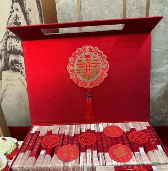 女子分手后不还彩礼引发纠纷 爱情骗局曝光