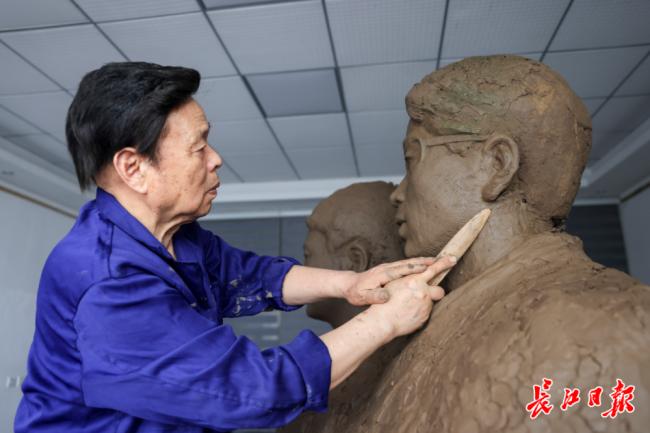 北约轰炸中牺牲的3位烈士雕像塑成
