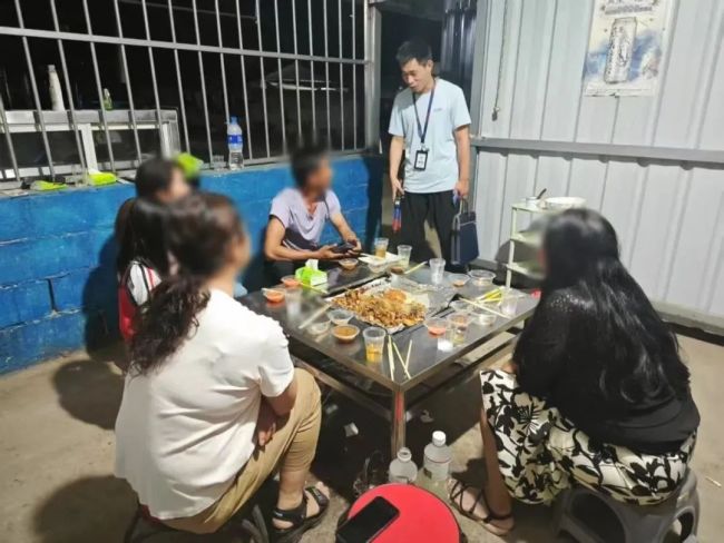 云南多地查公职人员违规饮酒 铁规严防“酒杯中的歪风”