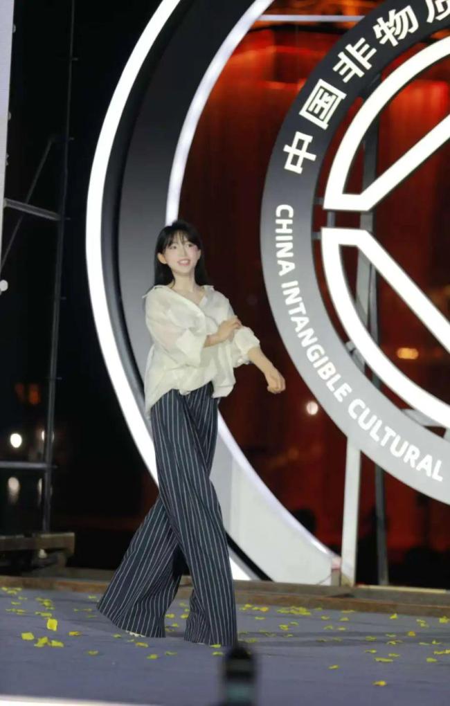 李子柒受聘中国非遗推广大使 助力非遗数字化传播
