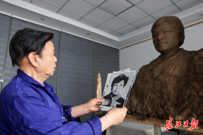 北约轰炸中牺牲的3位烈士雕像塑成