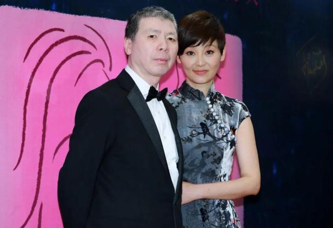 冯小刚养女高中毕业 徐帆赴美参加毕业典礼 温馨画面曝光