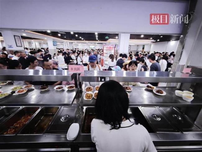 游客在荣昌政府食堂1天吃掉超千斤猪肉