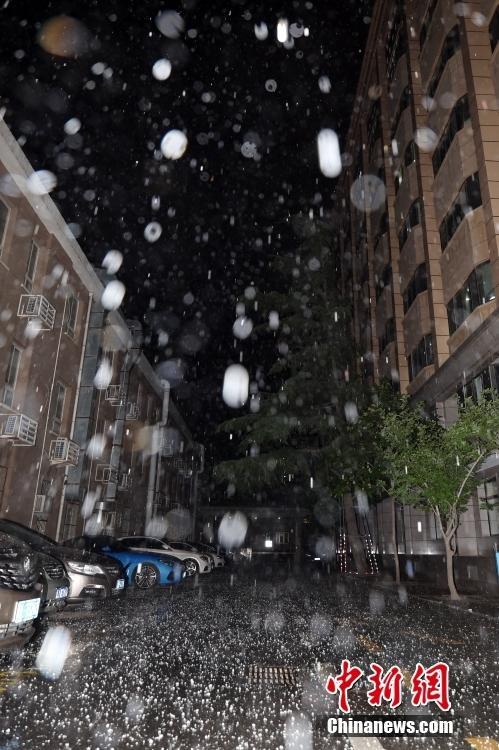 北京遭遇强降雨和冰雹天气 预警频发市民出行受阻