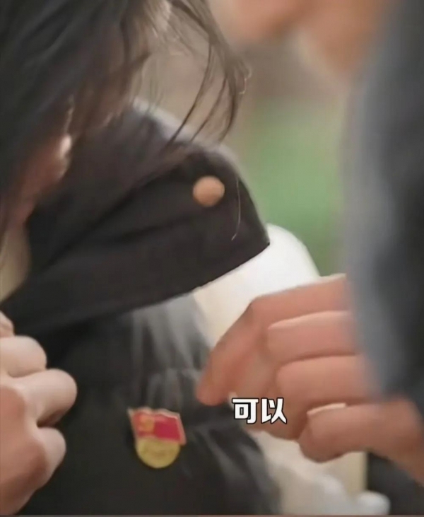 张桂梅为曾经的学生戴上党员徽章 师生情深共庆成长