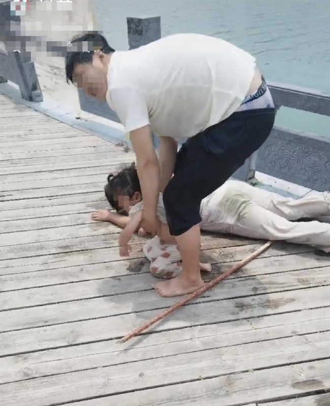 退役军人跳河救下一家三口 英勇行为获赞