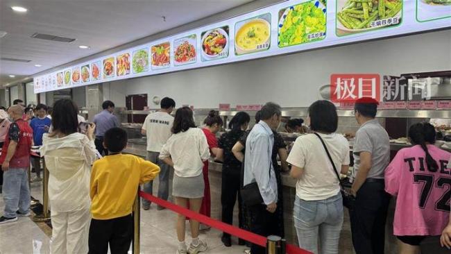 游客在荣昌政府食堂1天吃掉超千斤猪肉 荣昌美食受热捧