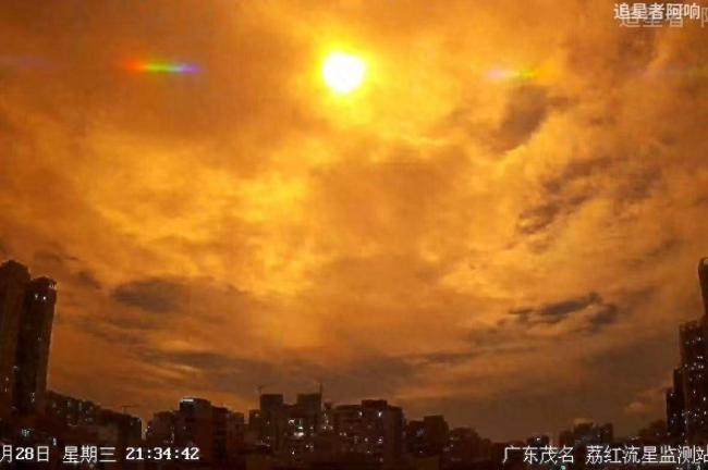 广东夜空疑现火流星 瞬间宛如白昼