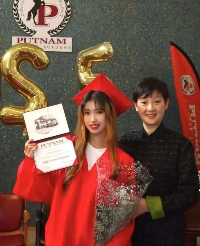冯小刚养女高中毕业 徐帆赴美参加毕业典礼 温馨画面曝光