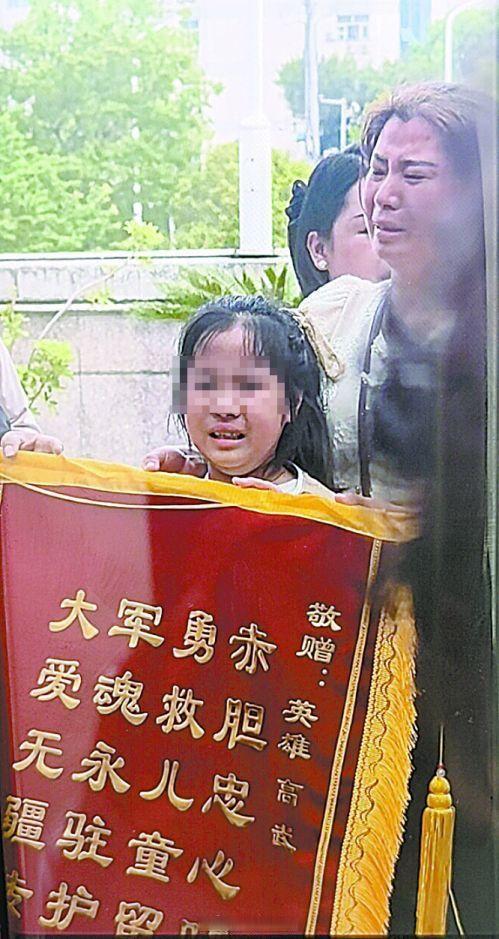 救人英雄高武魂归故里 泪别英勇义士，高武因营救落水儿童不幸牺牲！
