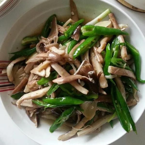 又到广西人捡鸡枞的季节了 山林间的美味盛宴