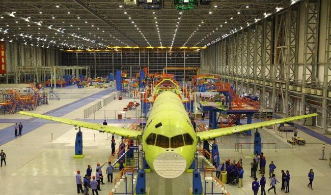 C919大飞机迫降山东农田?适航证受阻引发关注