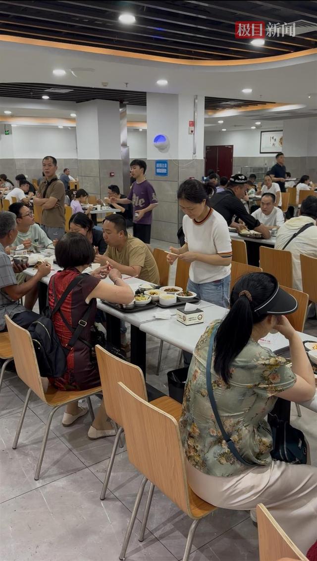 荣昌政府食堂2天接待近2万游客