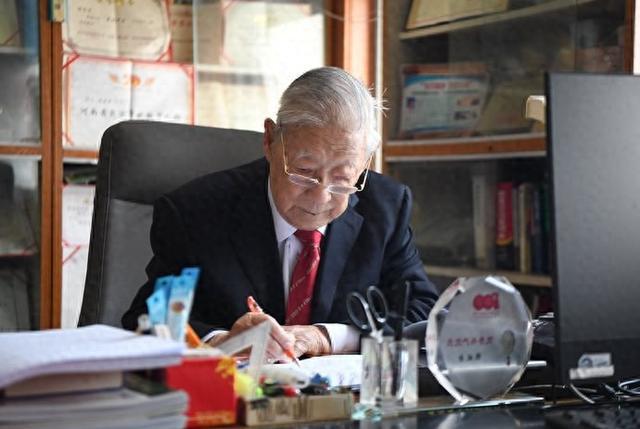 百岁医者张效房：“活一天，学习一天，工作一天，贡献一天”