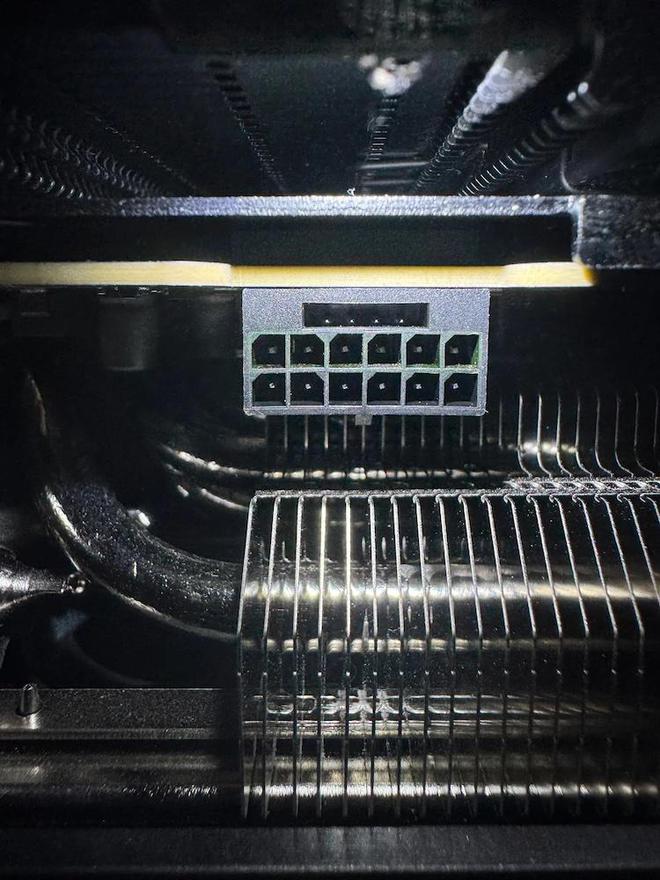 英伟达RTX 5090显卡接口又烧了，此前公开声称不会复现