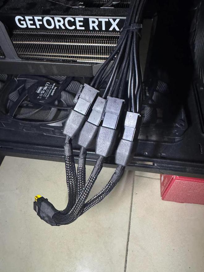 英伟达RTX 5090显卡接口又烧了，此前公开声称不会复现