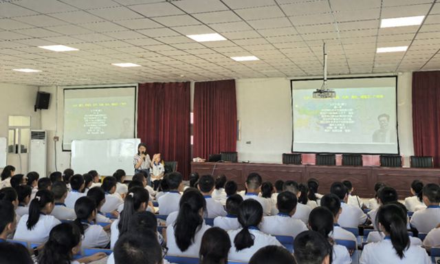 援疆教师送教进五中 历史课堂燃学生爱国情