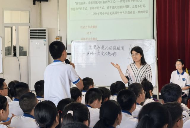 援疆教师送教进五中 历史课堂燃学生爱国情