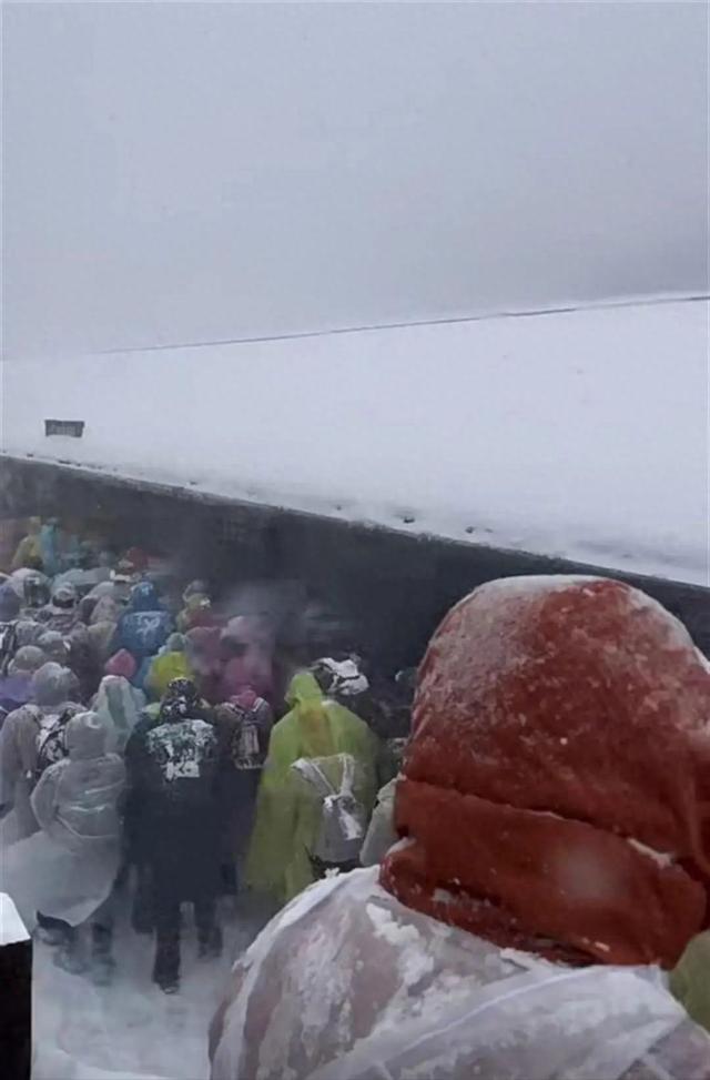 降雪致长白山天池景区关闭，有游客户外等待一小时，景区回应