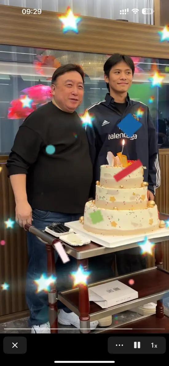 疯狂小杨哥时隔八个月露面了，现身王晶70岁生日会