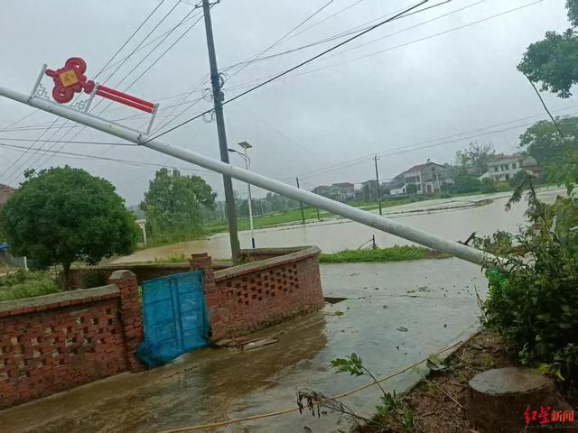 湖南岳阳县村民讲述楼房遇大风倒塌 有电线杆倾倒
