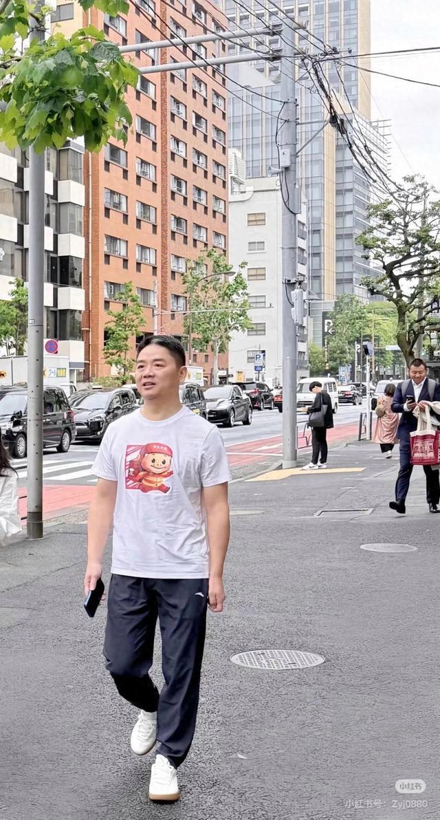 刘强东现身日本街头：穿猪猪侠T恤，背后还有京东外卖二维码