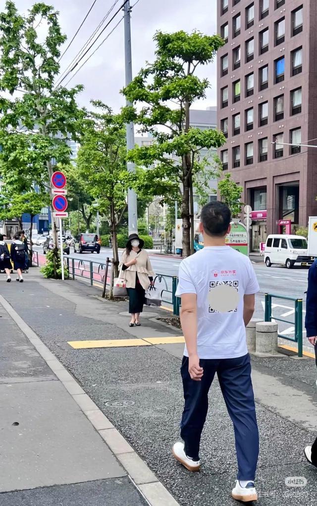 刘强东现身日本街头：穿猪猪侠T恤，背后还有京东外卖二维码