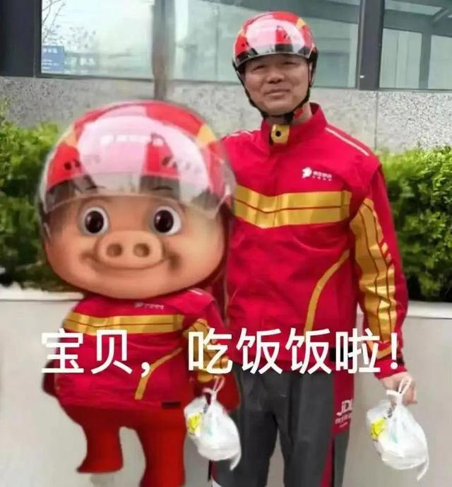 刘强东现身日本街头：穿猪猪侠T恤，背后还有京东外卖二维码