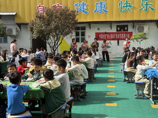 周口电信爱心翼站联合幼儿园开展感恩“母亲节”活动
