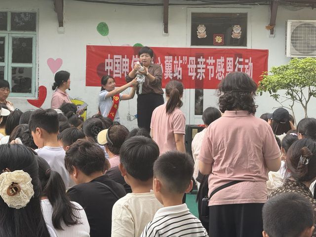 周口电信爱心翼站联合幼儿园开展感恩“母亲节”活动