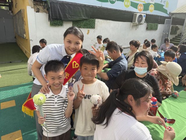 周口电信爱心翼站联合幼儿园开展感恩“母亲节”活动