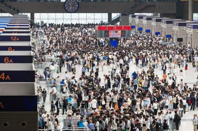 国铁郑州局5月1日累计发送旅客97.9万人，创历史新高