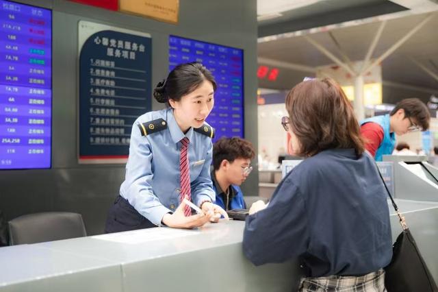 国铁郑州局5月1日累计发送旅客97.9万人，创历史新高