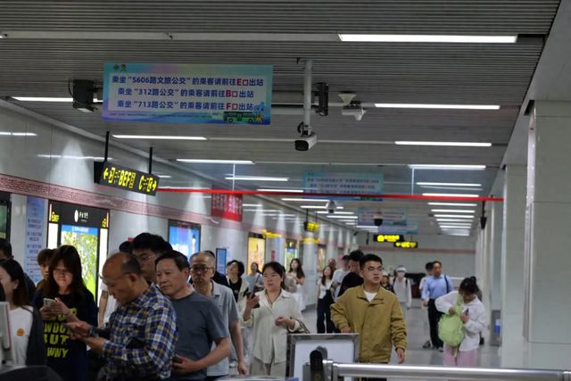 地铁站打造“无缝换乘”接驳指引  市民换乘公交“一眼可见