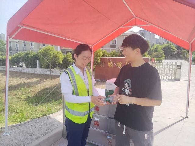 河南郑州：清凉服务沁人心 安全护航暖旅途
