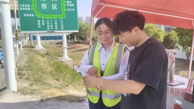 河南郑州：清凉服务沁人心 安全护航暖旅途