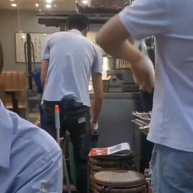 官方回应烧烤店泔水桶捞出肉串再烤：已针对此事立案调查