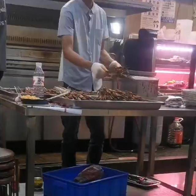 官方回应烧烤店泔水桶捞出肉串再烤：已针对此事立案调查