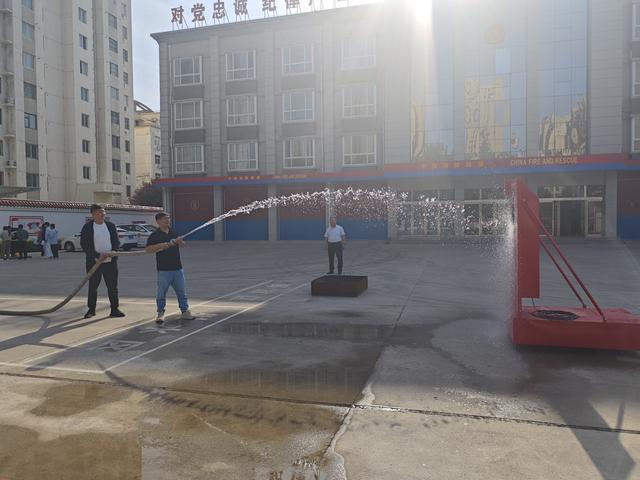 中原银行濮阳分行携手濮阳华龙区消防救援队开展消防技能培训