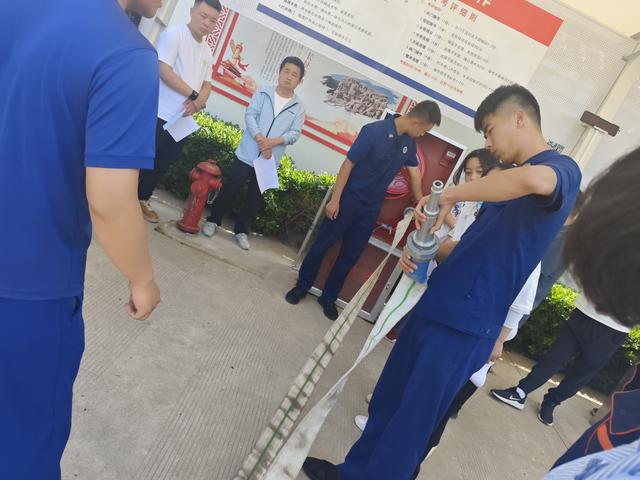 中原银行濮阳分行携手濮阳华龙区消防救援队开展消防技能培训