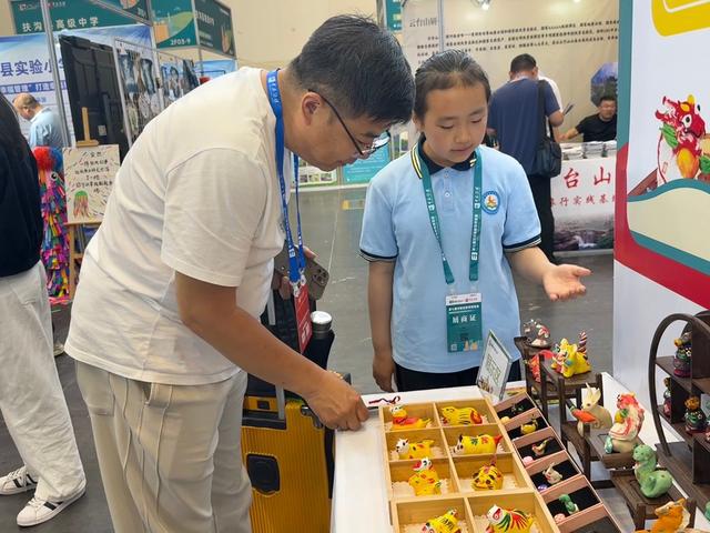 郑州经开区肖庄小学校本课程闪耀省教博会非遗 “蒸”服全场